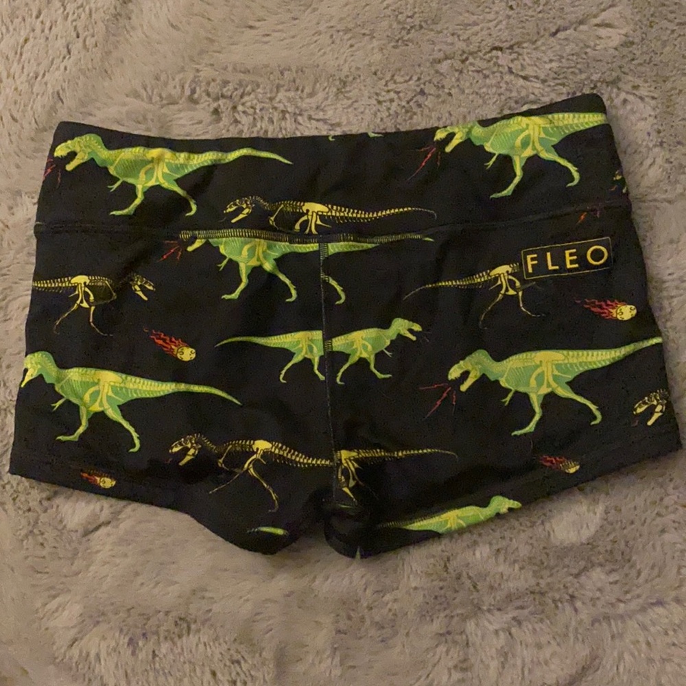 Large Fleo shorts dinosaur sold out
